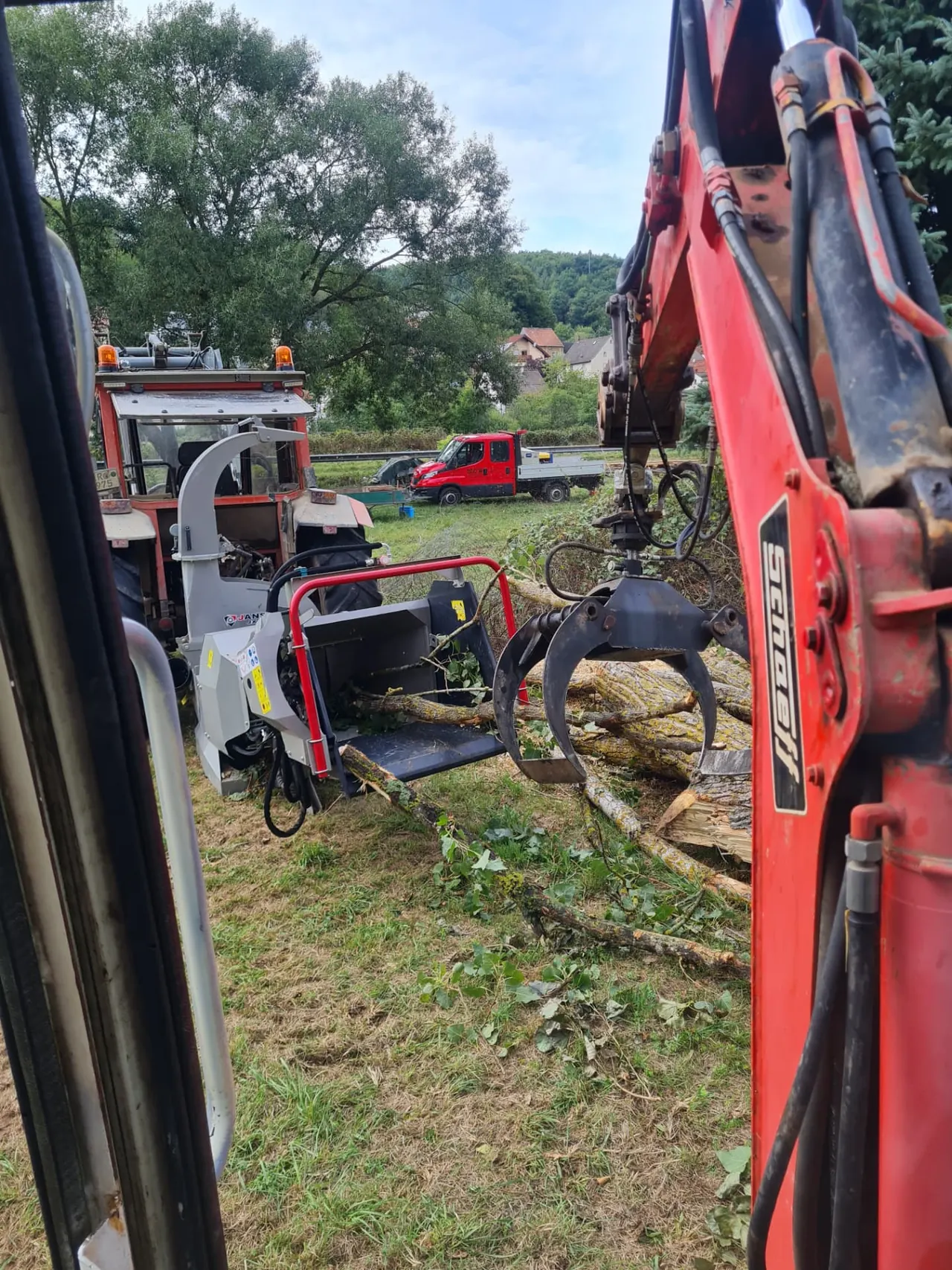 Maschinen und Fahrzeuge bei der Aufarbeitung von gefälltem Holz