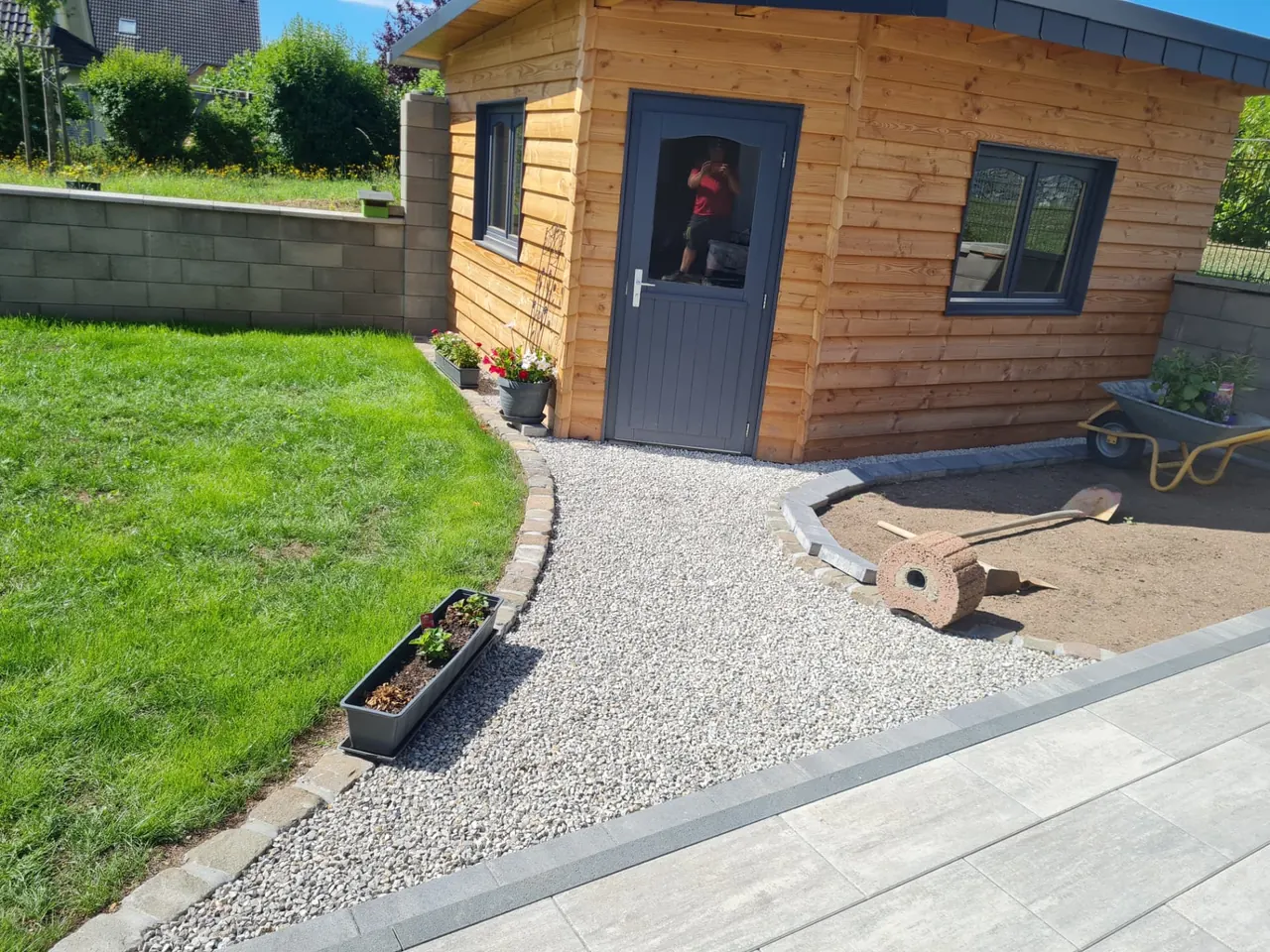 Neu angelegter Garten mit Rasen, Kiesweg, Pflanzflächen und Terrasse